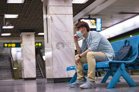 年轻男性在地铁站思考图片