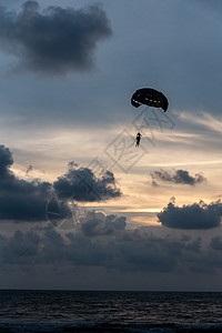 泰国普吉岛沙滩降落伞剪影图片