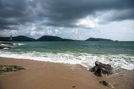 夏季海滩乌云笼罩下的极端天气图片