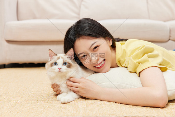 美女主人和宠物布偶猫居家相伴图片