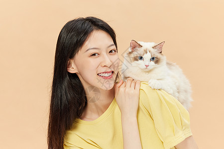 美女主人和宠物猫咪欢乐相伴图片