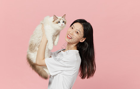 美女主人和宠物猫咪欢乐相伴图片