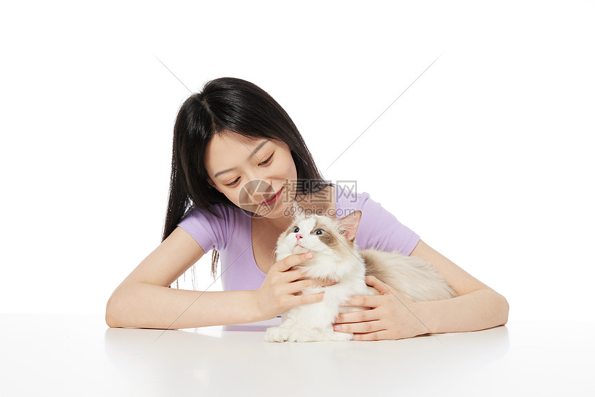 美女主人和宠物猫咪相伴图片