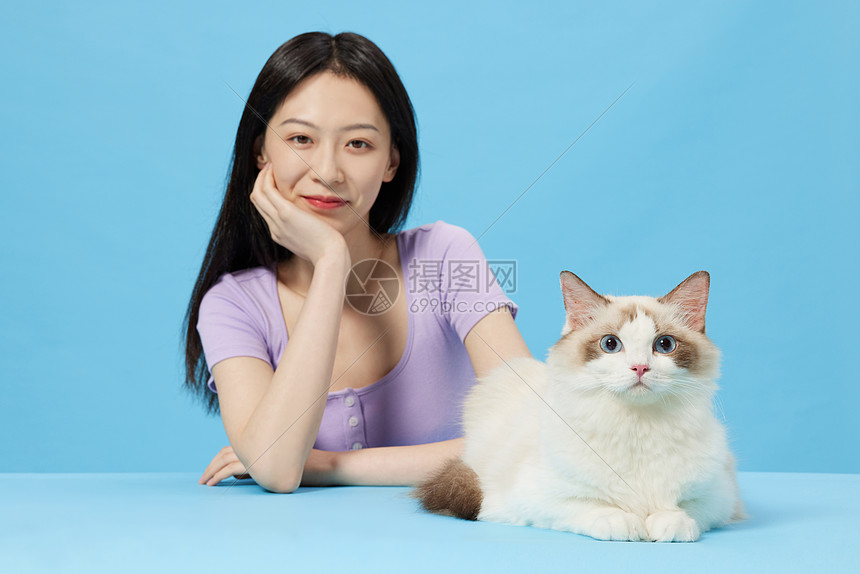 青年女性陪伴猫咪玩耍图片