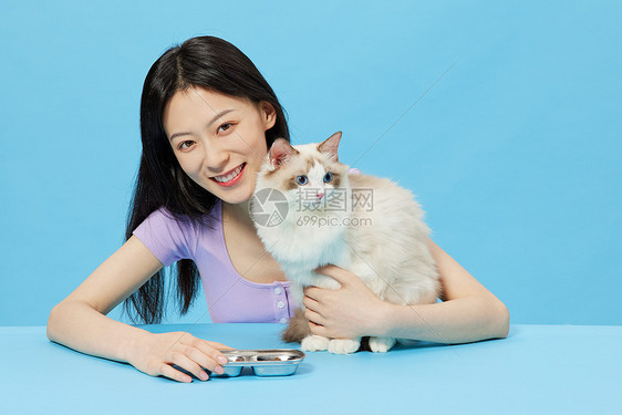 青年女性与宠物猫快乐相伴图片