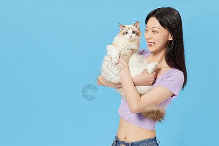 青年女性与宠物猫快乐相伴图片