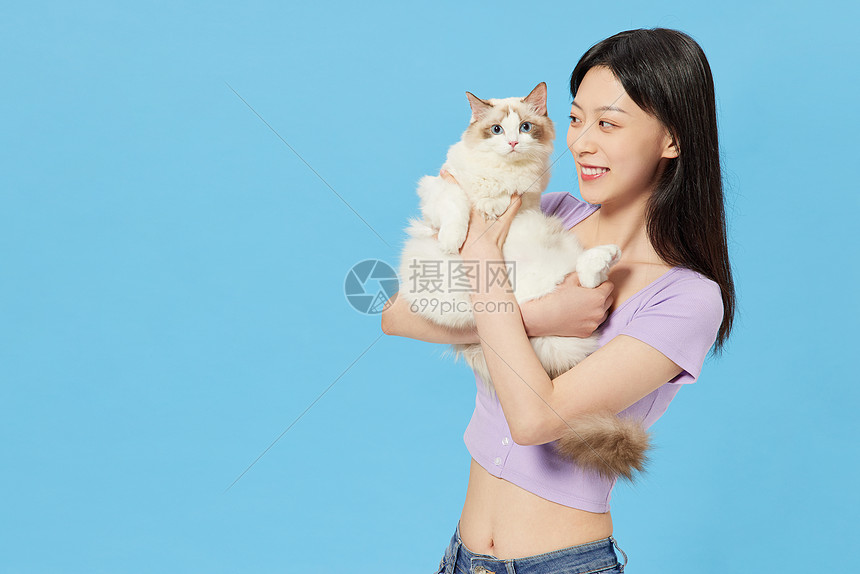 青年女性与宠物猫快乐相伴图片