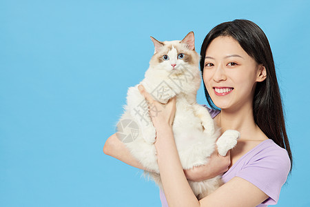 青年女性与宠物猫咪图片