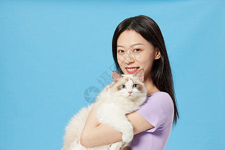 青年女性与宠物猫快乐相伴图片