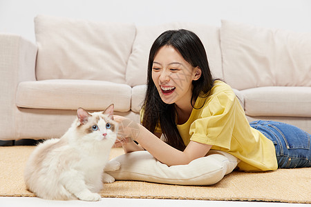 美女居家生活陪伴宠物猫咪图片