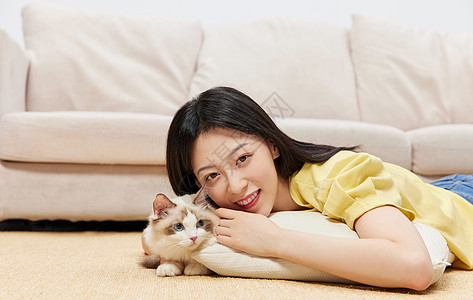 美女居家生活陪伴宠物猫咪图片