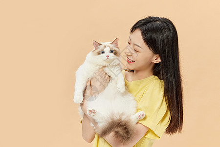 青年女性抱着宠物猫咪图片