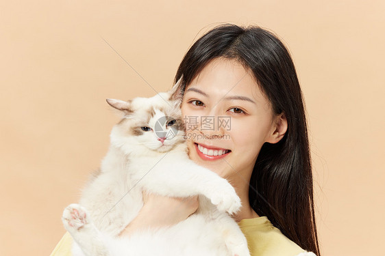 青年女性抱着宠物猫咪图片