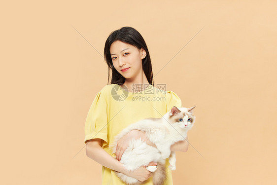青年女性抱着宠物猫咪图片