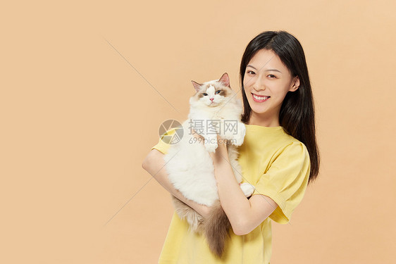 青年女性抱着宠物猫咪图片