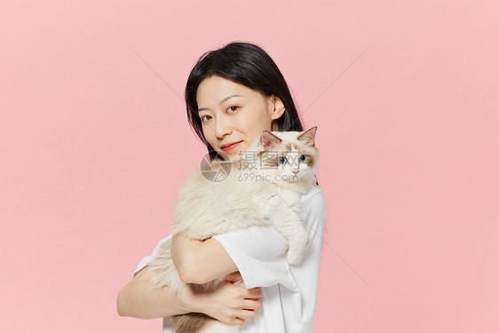 青年女性抱着宠物猫咪图片