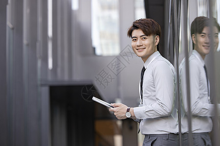 户外拿着平板电脑的商务男性图片