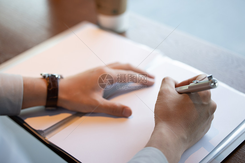 【精】商务职场男性在咖啡店办公书写手部特写图片