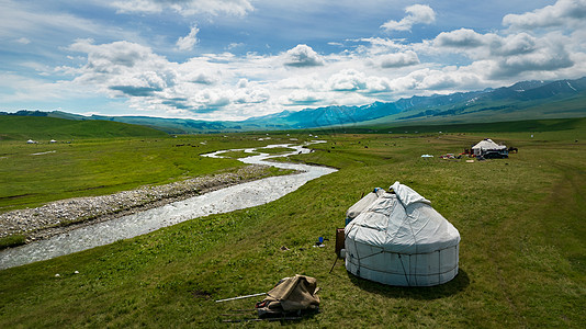 航拍5A景区新疆那拉提草原河流毡房图片