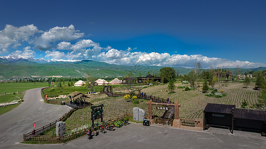 航拍5A景区新疆那拉提河谷草原景观区依提报赛景点图片