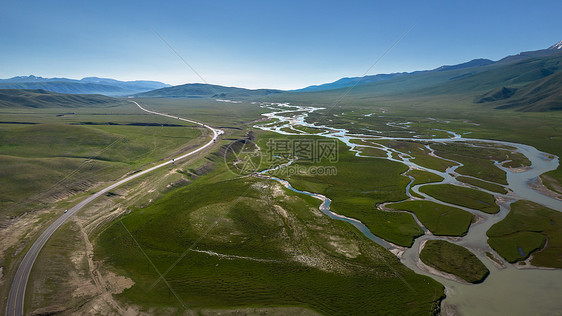 5A景点新疆巴音布鲁克草原河流湿地与公路图片