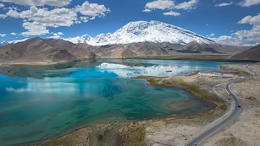 航拍5A新疆帕米尔旅游景区喀拉库勒湖与慕士塔格峰背景图片