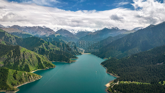 航拍5A新疆天山天池景区博格达峰图片