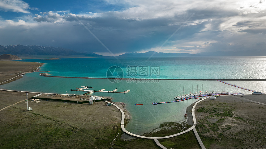 5A景区航拍新疆赛里木湖景区游船码头图片