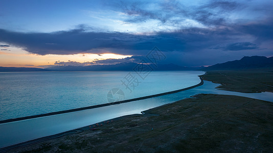 5A景区航拍日落时分的新疆赛里木湖景区图片