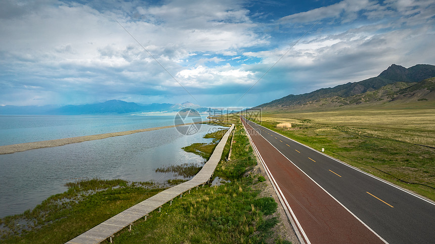 5A景区航拍新疆赛里木湖景区公路图片