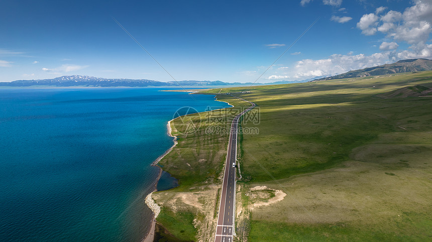 5A景区航拍新疆赛里木湖景区环湖公路图片