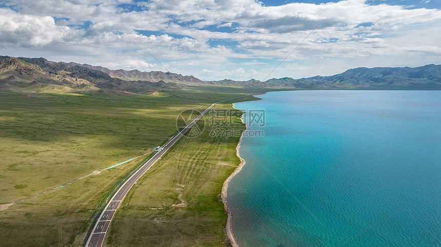 5A景区航拍新疆天山山脉下的赛里木湖景区图片
