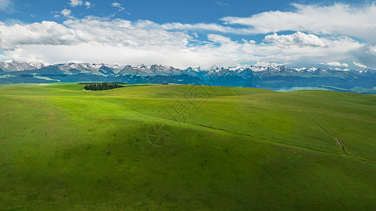 5A航拍喀拉峻大草原与天山山脉图片