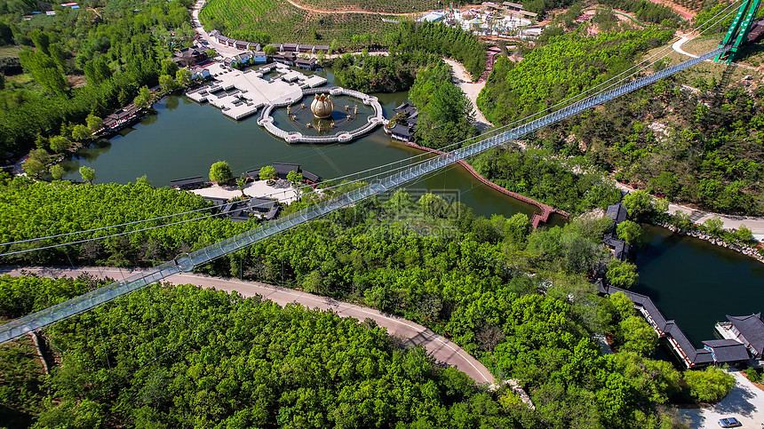 航拍5A景区威海华夏城景区高空玻璃栈桥图片