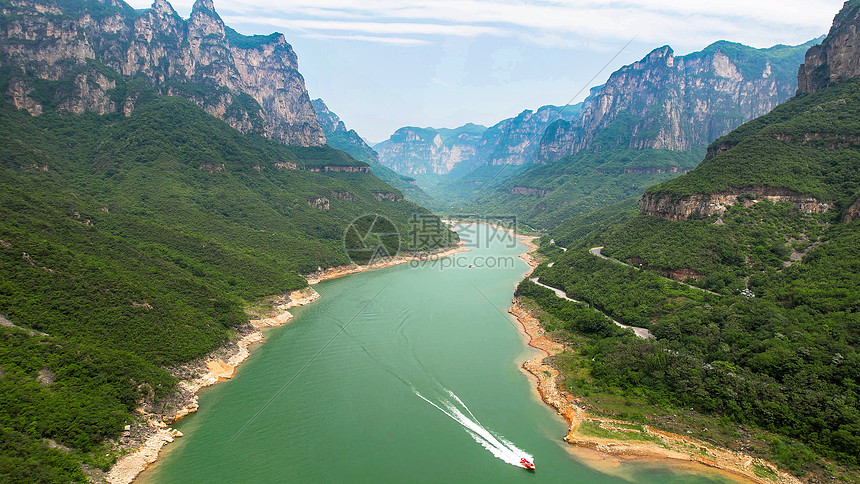 5A景区航拍云台山风景区子房湖景观区图片