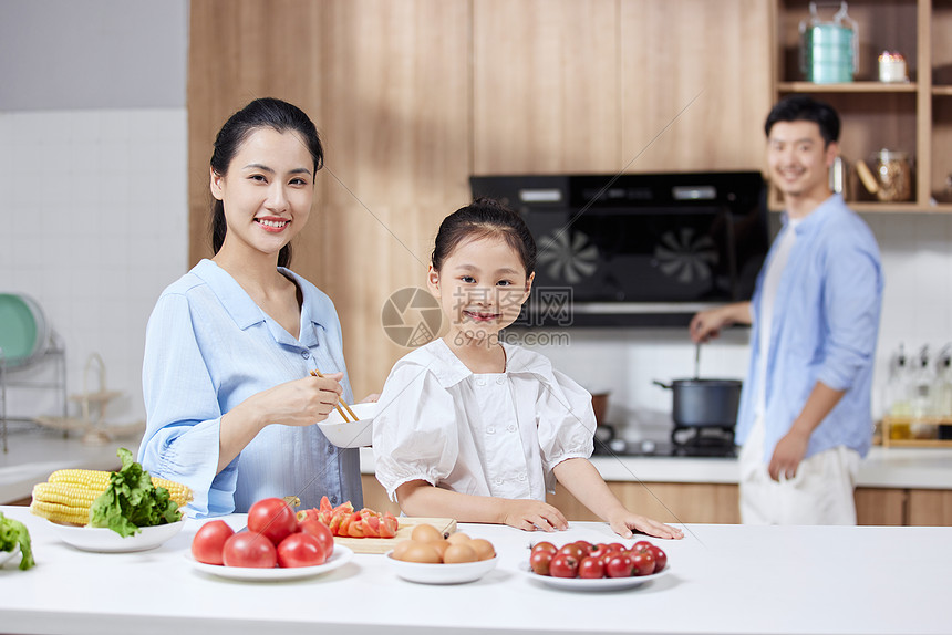 温馨一家三口在厨房做饭图片