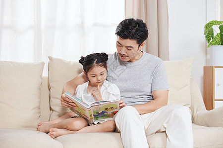 父亲在家陪伴女儿看书图片