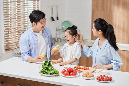 温馨一家三口在厨房做饭烧饭高清图片素材