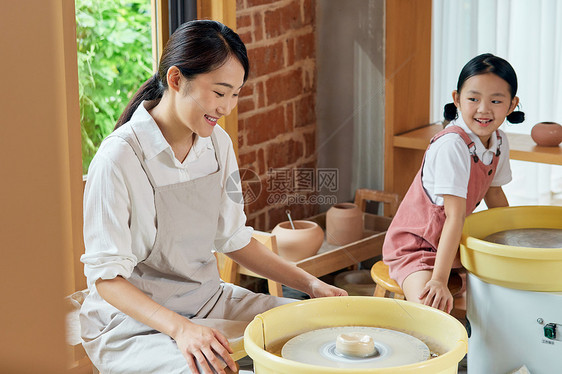 陶艺老师带着小朋友准备制作陶艺品图片