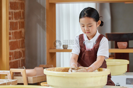 小朋友认真制作陶艺作品图片