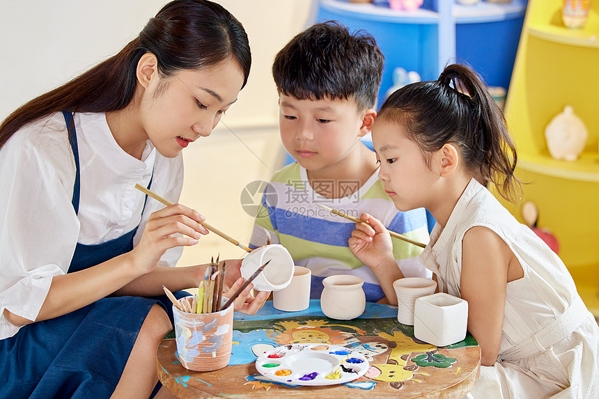 ‘~美丽的小姐姐老师教儿童陶艺课  ~’ 的图片