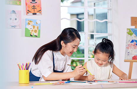 小女孩画画美术老师教小朋友画儿童画背景