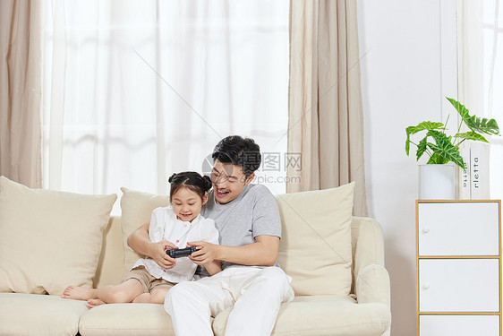 暑假父亲在家陪女儿玩游戏图片