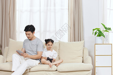 暑假父亲在家陪女儿玩游戏图片
