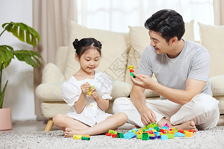 父亲在家陪女儿玩积木图片