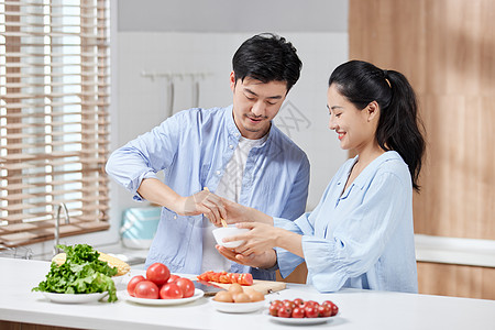 夫妻两人一起在厨房做饭图片