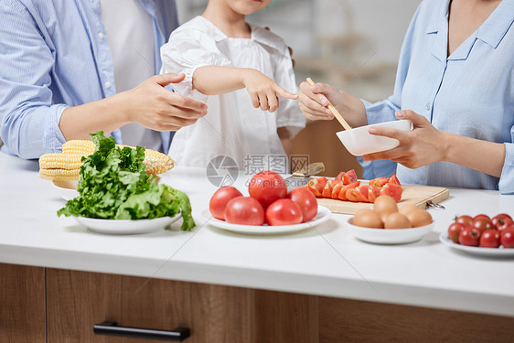 一家三口在厨房做饭手部特写图片