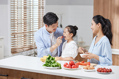 一家人在家里母亲在家里教女儿做饭背景