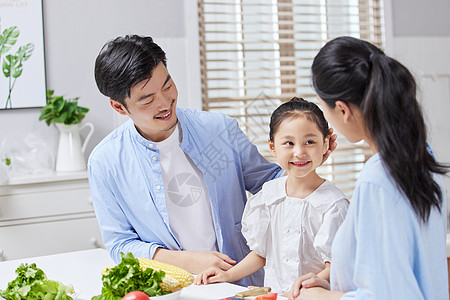 一家三口在厨房做饭图片