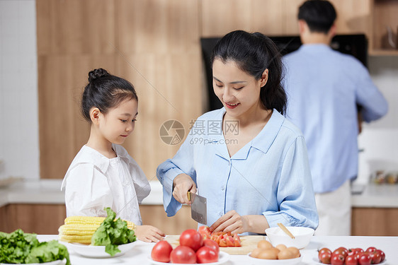 母亲在家里教女儿做饭图片